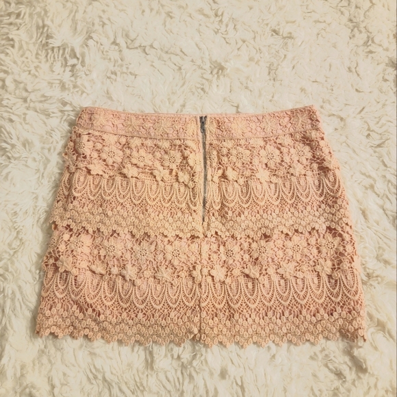 ✨️2/$20 EUC AE Crochet Detail Skirt Size 8 - Picture 2 of 4
